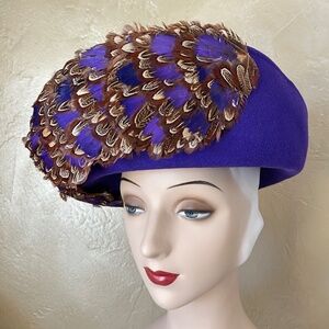 DAZZLING 1970's DESIGNER PURPLE FELT WIDE BRIM HAT+ MULTICOLORED FEATHERS